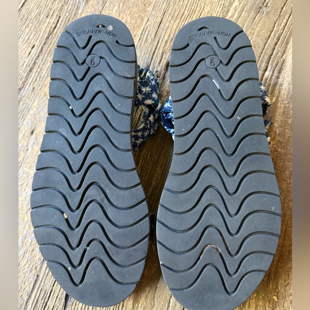 Universal Thread Slip-On Sandals Size 9 - Picture 6 of 6